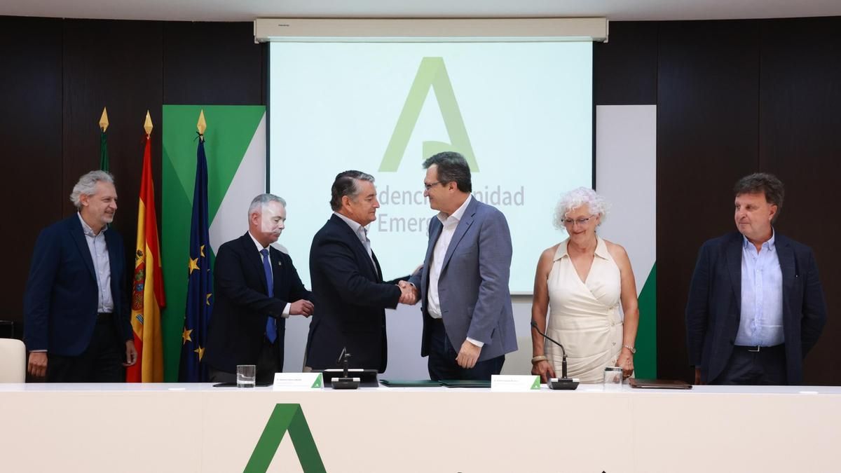 El vicepresidente primero de la Junta y consejero de Presidencia, Sanidad y Emergencias, Antonio Sanz (3i), tras firmar un acuerdo con el presidente del Sindicato Médico Andaluz (SMA), Rafael Ojeda (3d), en imagen de archivo.