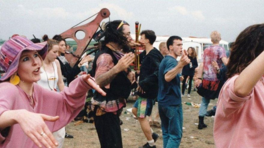La década en que hippies, urbanitas, nómadas y universitarios bailaron juntos en las 'raves'