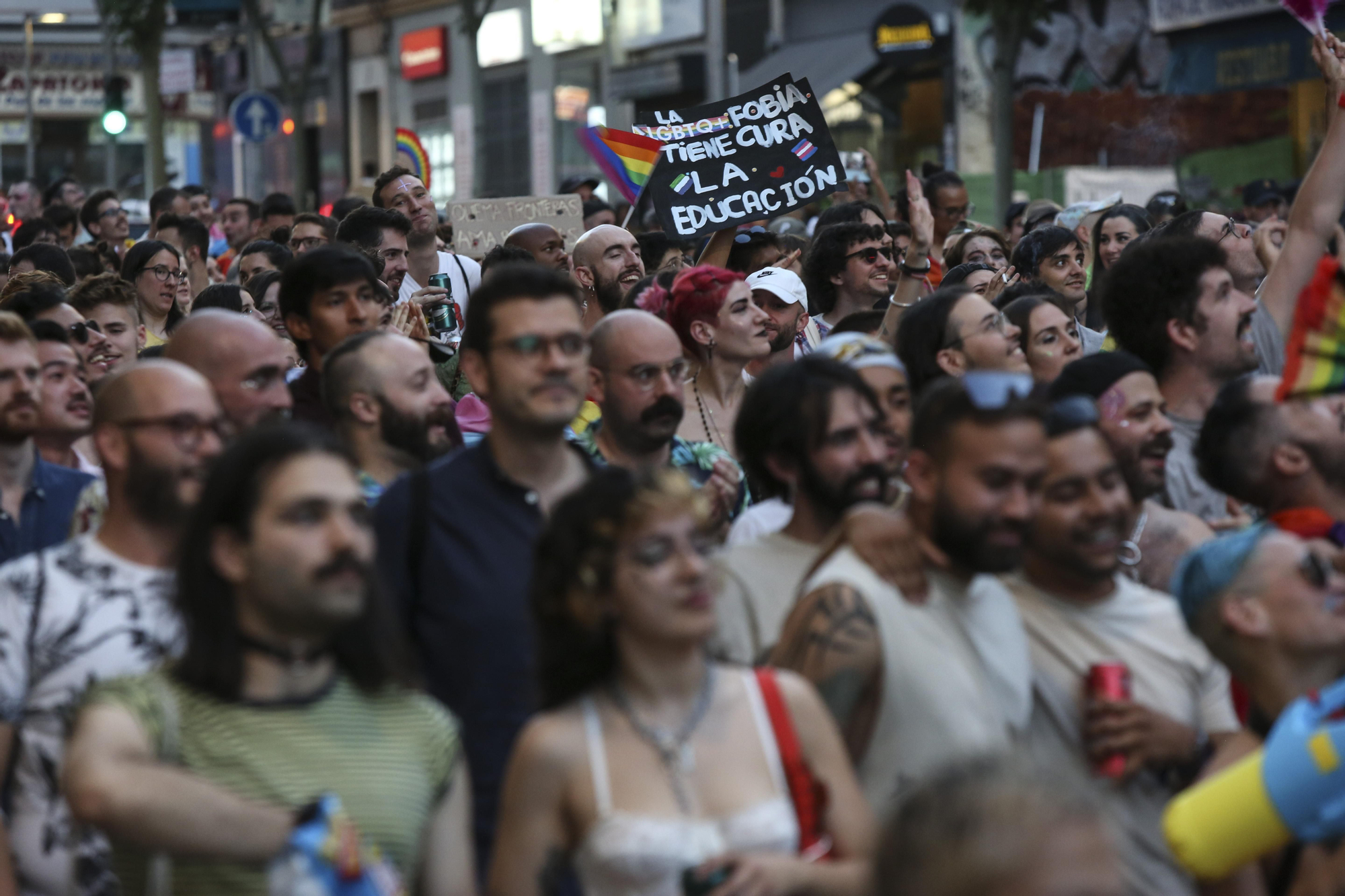 Multitud siguiendo la manifestación.