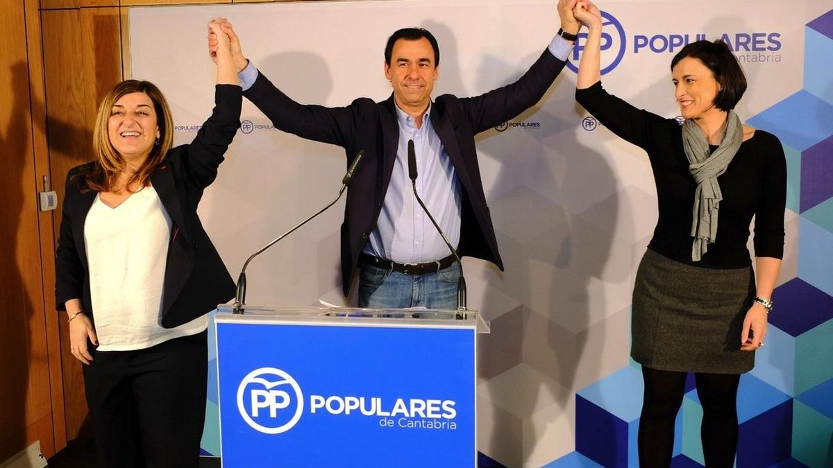 Maíllo, escoltado por Buruaga e Igual tras su intervención en Santander. |