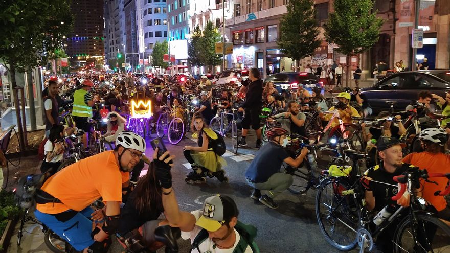 Ciclistas agachados a punto de hacer la ola en Gran Vía