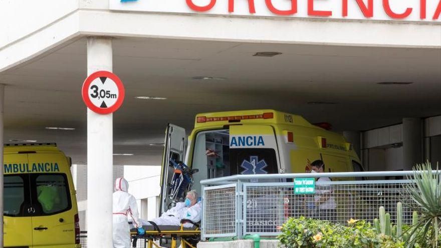 Imagen de archivo de un paciente a la entrada de Urgencias del Hospital Insular