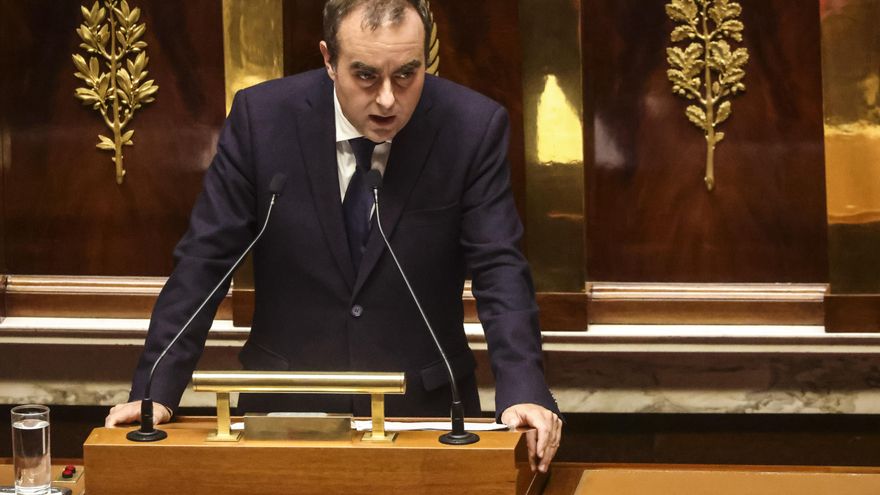 El primer ministro francés anuncia la suspensión de la reforma de las pensiones de Macron para evitar otra crisis política