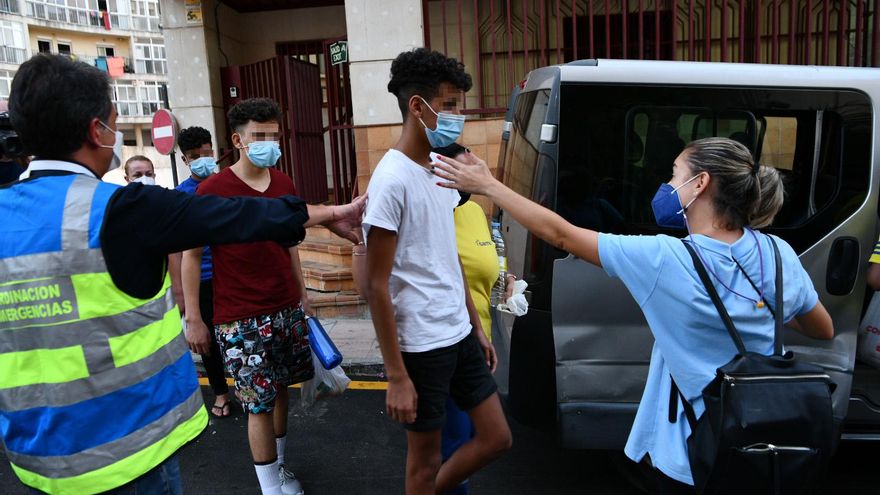 Trabajadores ayudan a tres de los menores marroquíes a las puertas del juzgado tras presentar una denuncia solicitando habeas corpus minutos antes de ser repatriados a su país de origen, en la frontera de Tarajal, a 16 de agosto de 2021, en Ceuta (España)