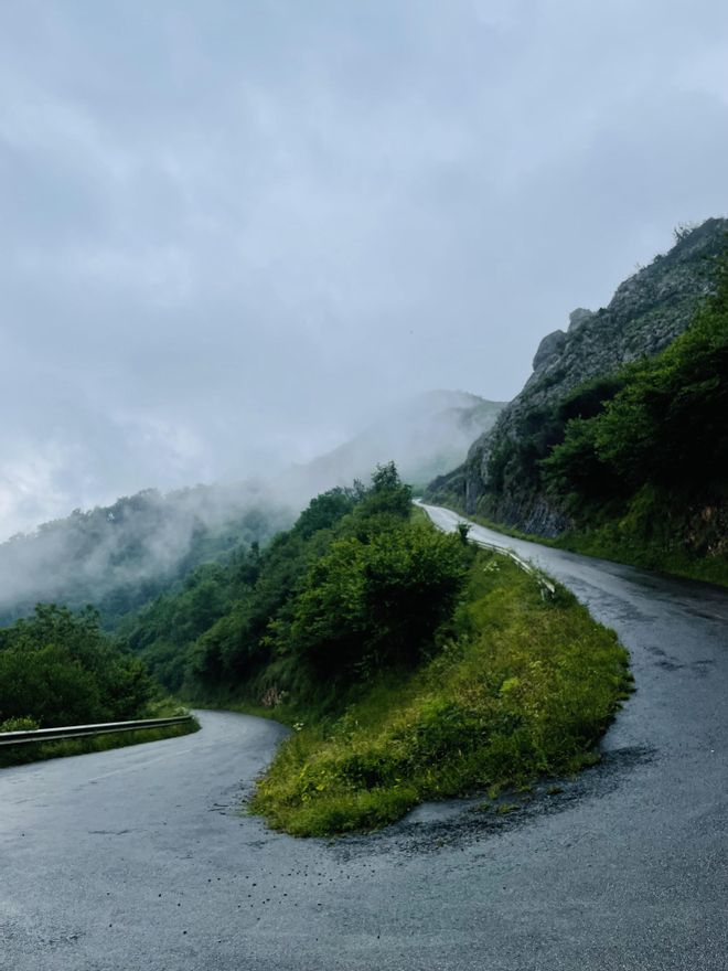 La curva que conduce a las terribles rampas del 21% de desnivel, que tendrán que superar los ciclistas. 