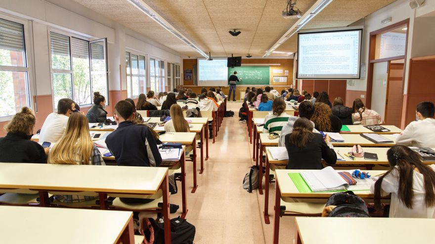 Miles de becarios esperan la ampliación de sus derechos mientras se mantiene el desplome de los que cobran y cotizan