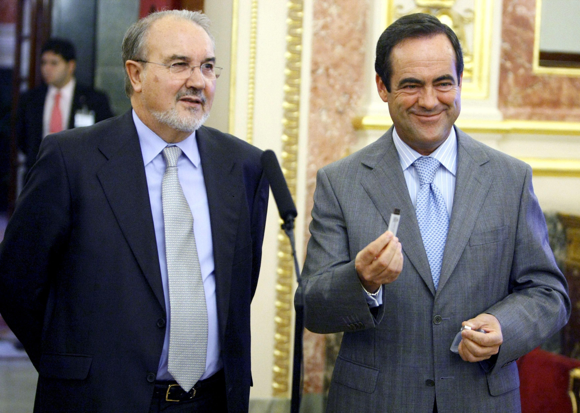El presidente del Congreso de los Diputados, José Bono , sostiene en su mano un "pen drive" o lápiz de memoria, que contiene las cuentas para 2009