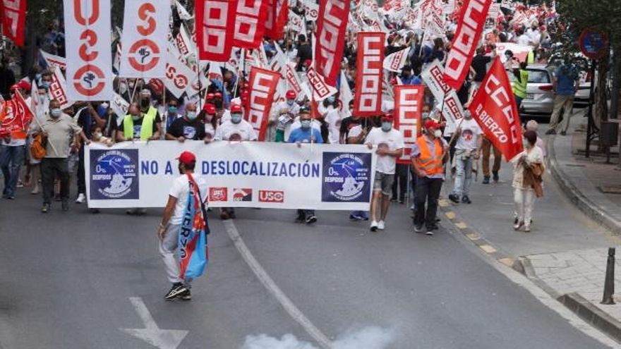César Sánchez / ICAL . Cabecera sindical de la marcha contra los despidos y la deslocalización de trabajadores de LM en Ponferrada.
