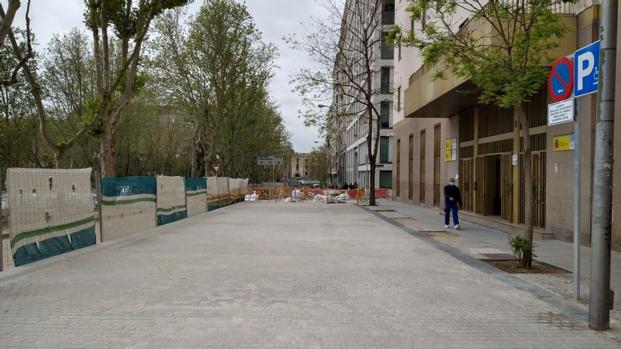 Carretera que discurre de norte a sur por un lado de Plaza España