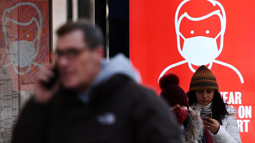 Un cartel recuerda la necesidad de llevar mascarilla frente a la covid-19 en una calle de Londres. EFE/EPA/ANDY RAIN