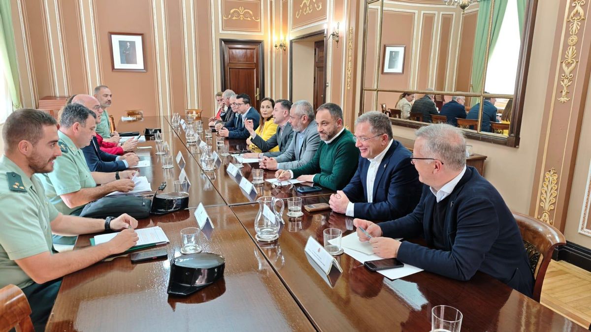 Reunión mantenida entre las autoridades políticas de La Aldea, la Guardia Civil y el delegado del Gobierno en Canarias.
