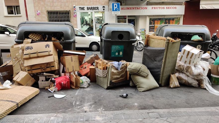Cartones, muebles y basura acumulada alrededor de contenedores en Madrid durante el pasado verano.