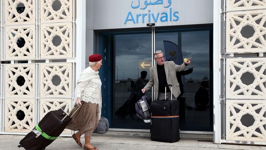 Turistas a su llegada al aeropuerto internacional de Enfidha en Sousse (Túnez).