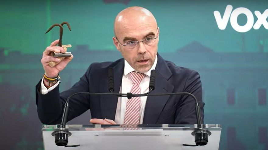 El portavoz de Vox, Jorge Buxadé, mostrando garfios usados en un salto a la valla de Melilla