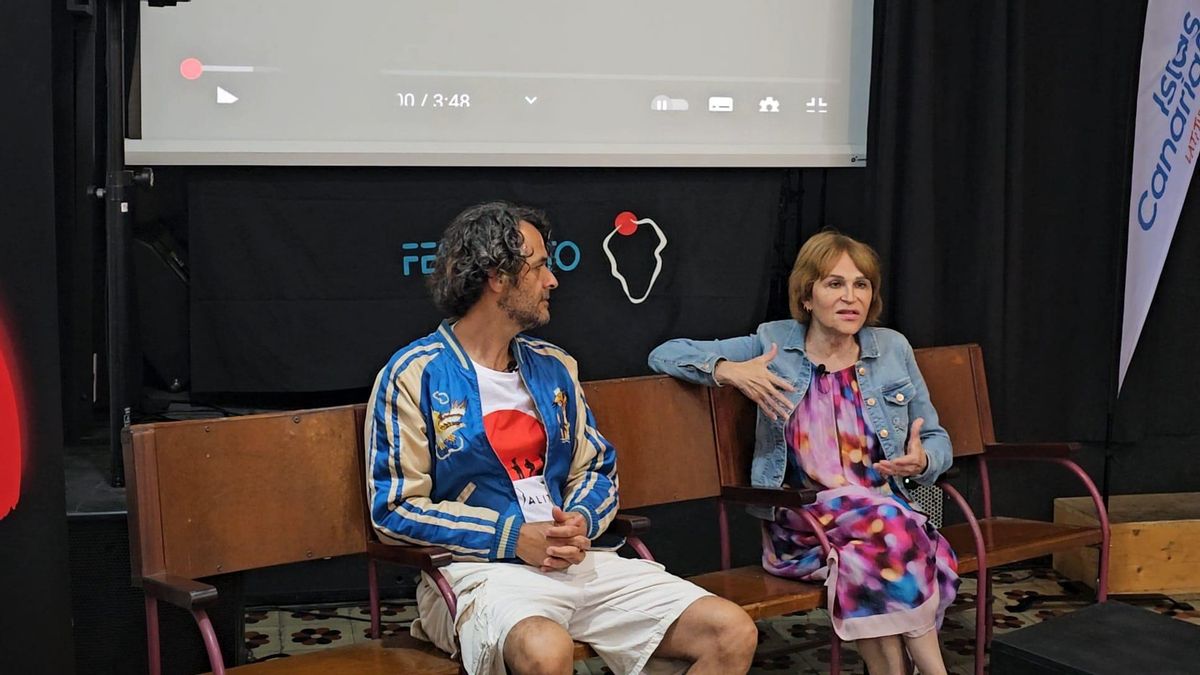 Antonia San Juan, actriz, directora y guionista, con José Víctor Fuentes, director del Festivalito La Palma,   en un encuentro celebrado  este sábado en el Bar Central de El Paso.