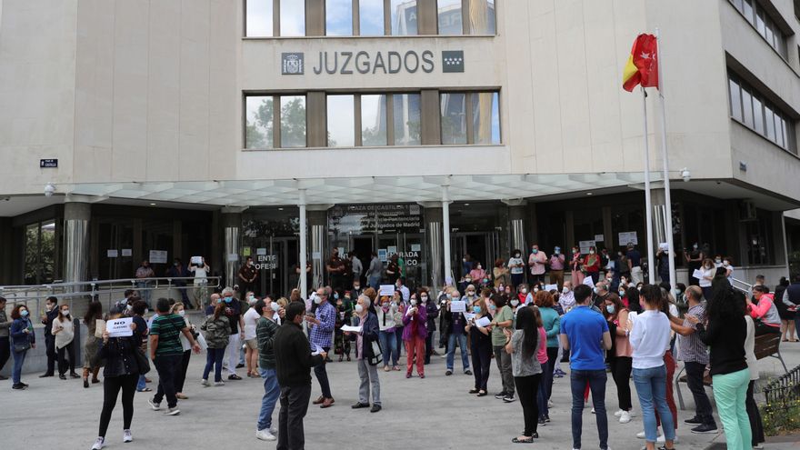 Mientras continúa la huelga de los funcionarios de los juzgados, jueces y fiscales vuelven a sentarse este miércoles con Justicia y Hacienda para negociar un aumento de sus retribuciones, que oscilan, de media, entre los 51.946 euros brutos al año al inicio de la carrera y los 130.654 al final de la misma, en los puestos más altos. EFE/Rodrigo Jiménez