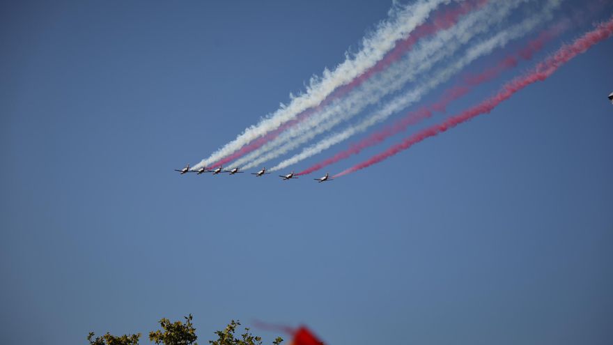 Los aviones de la Patrulla Águila dibujan la bandera de España. El acto ha consistido en un izado de bandera, un homenaje a los caídos con el sobrevuelo de esta patrulla del Ejército del Aire y un pequeño desfile terrestre en el que ha tenido especial protagonismo la Legión.