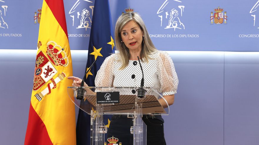 La portavoz parlamentaria de Sumar, Verónica Martínez Barbero, durante la rueda de prensa que ha ofrecido este martes en el Congreso, EFE/ Javier Lizon