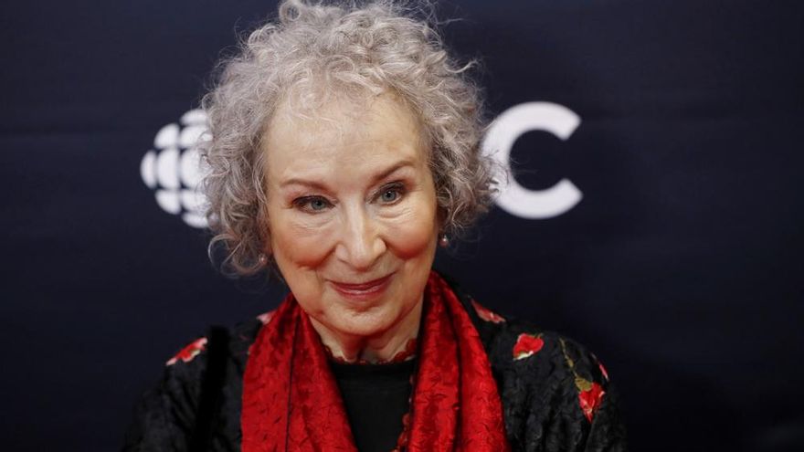 Margaret Atwood, autora de 'El cuento de la criada', critica la posible derogación del aborto en USA: "El parto forzado es esclavitud"