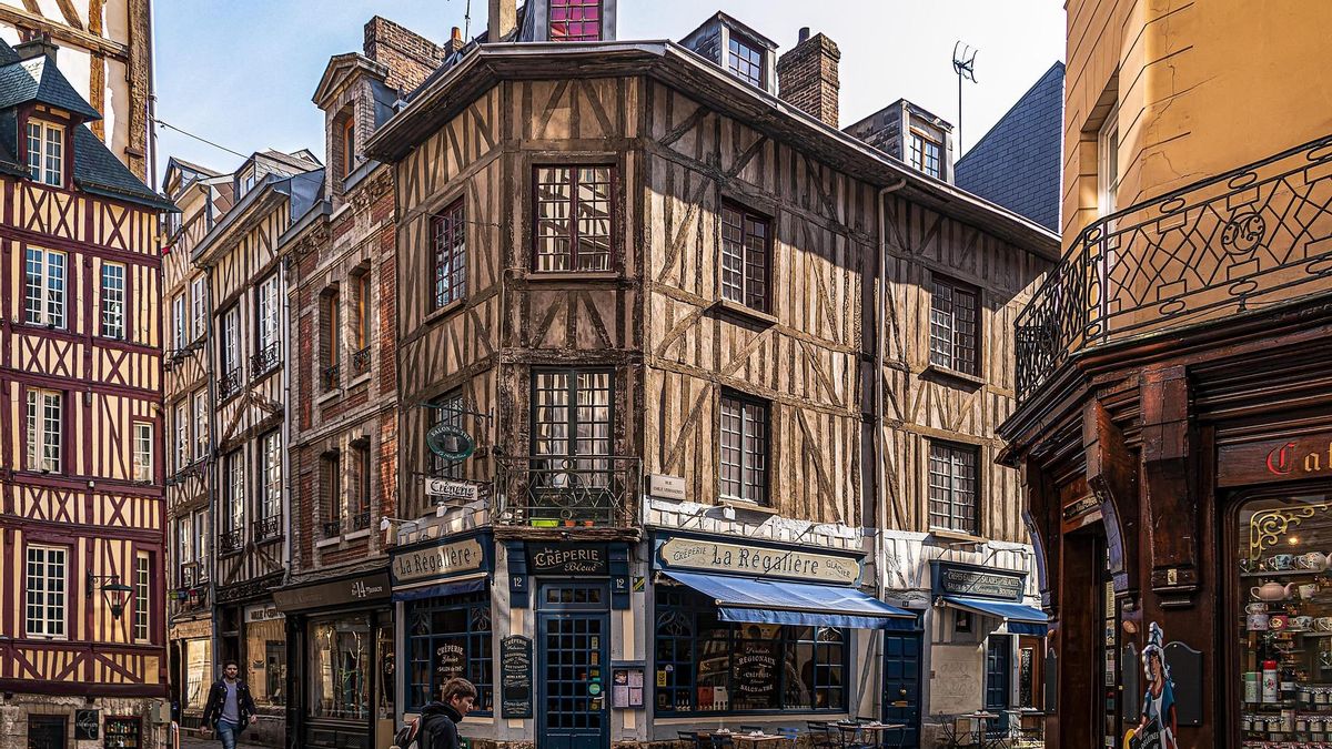 Pasear por Rouen supone sumergirse en una atmósfera donde las fachadas contrastan armónicamente con los monumentos históricos más emblemáticos