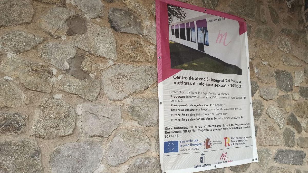 Cartel que indica la próxima apertura del centro integral de atención a las mujeres víctimas de violencia sexual en Toledo