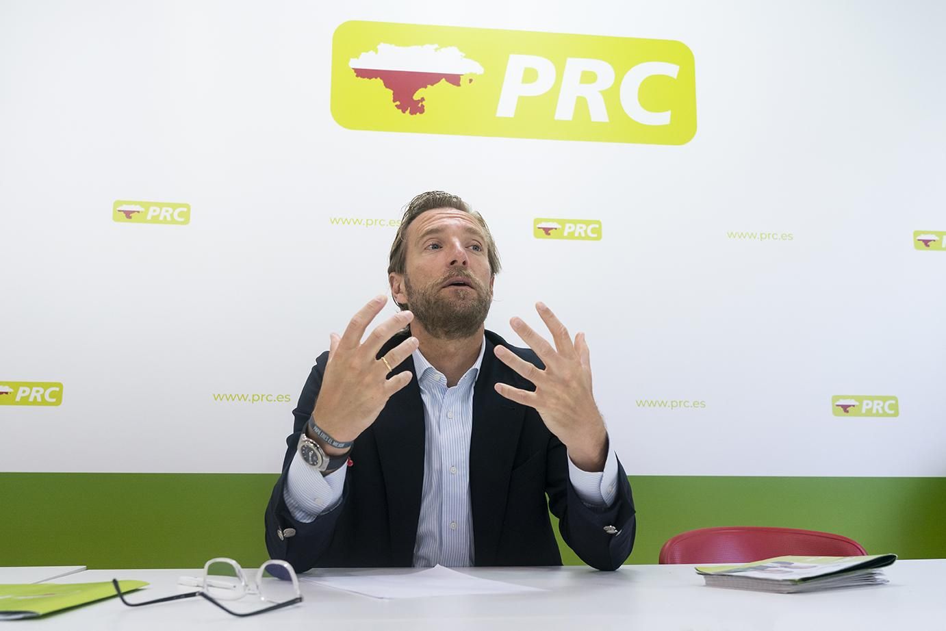 Felipe Piña en la sede del PRC en Santander.