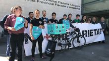 Extrabajadores de Deliveroo en la presentación de una demanda ante los juzgados de Valencia.