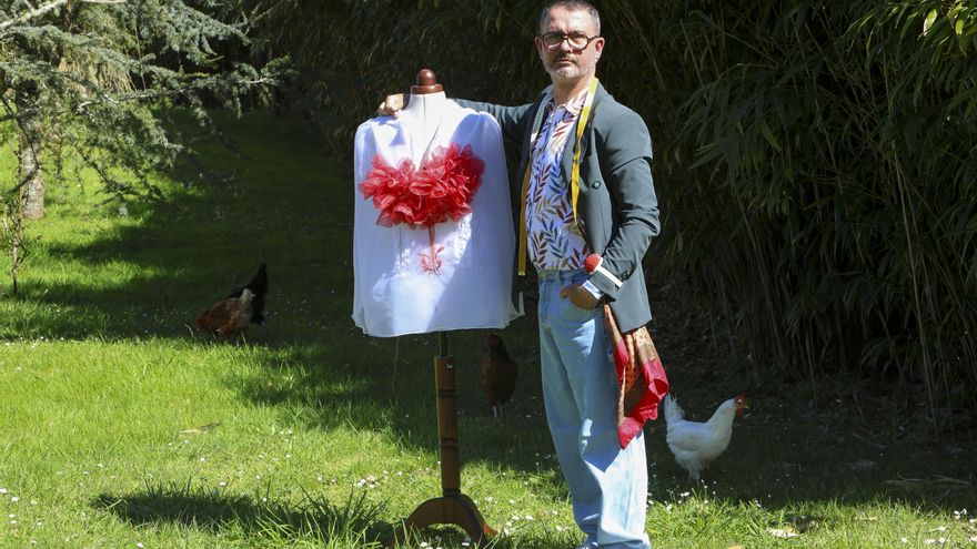 Álex Regueiro, el modisto gallego que cose para casas reales y celebridades y vende huevos