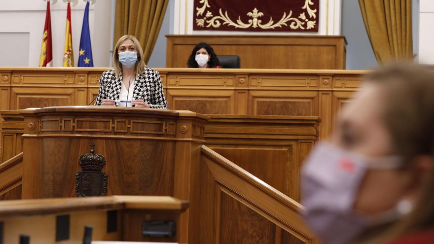 Carmen Picazo (Cs) en la tribuna, se dirige a la consejera de Educación, Rosa Ana Rodríguez