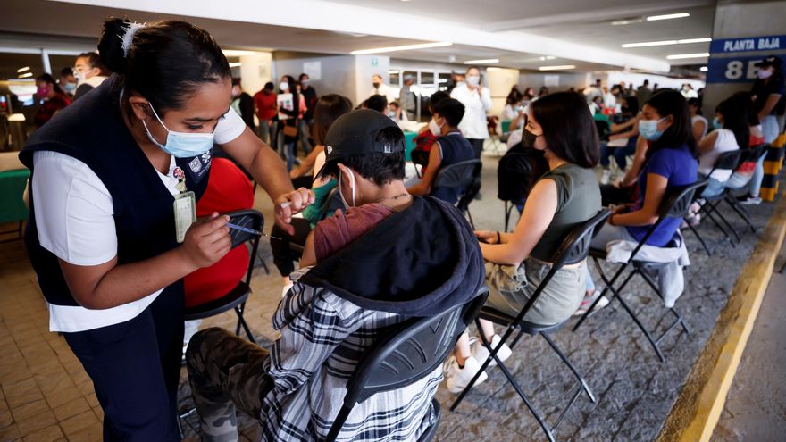 Una persona recibe una vacuna contra la covid-19 hoy, en Ciudad de México (México). EFE/ José Méndez