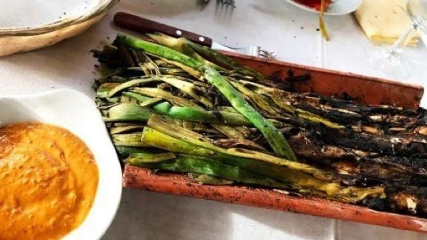 Ocho restaurantes con 'calçotadas' por las que merece la pena viajar a Catalunya