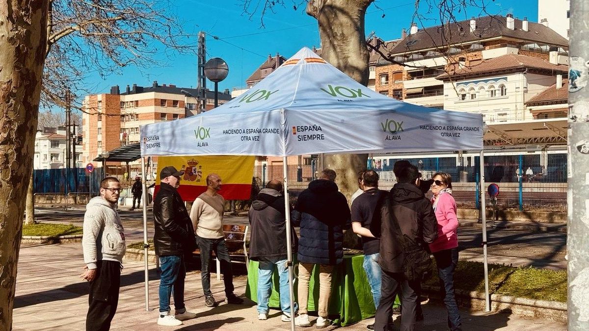 Jaima de Vox montada en el campus de la EHU de Vitoria