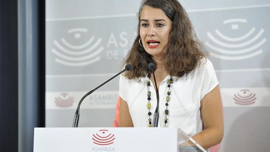 La portavoz de Unidas por Extremadura, Irene de Miguel, durante la rueda de prensa de este jueves en la Asamblea de Extremadura