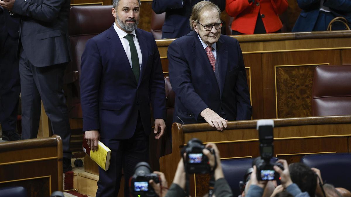 El profesor y economista Ramón Tamames (d), que lidera la segunda moción de censura de Vox contra el presidente del Gobierno, Pedro Sánchez, junto al líder de Vox, Santiago Abascal (i)