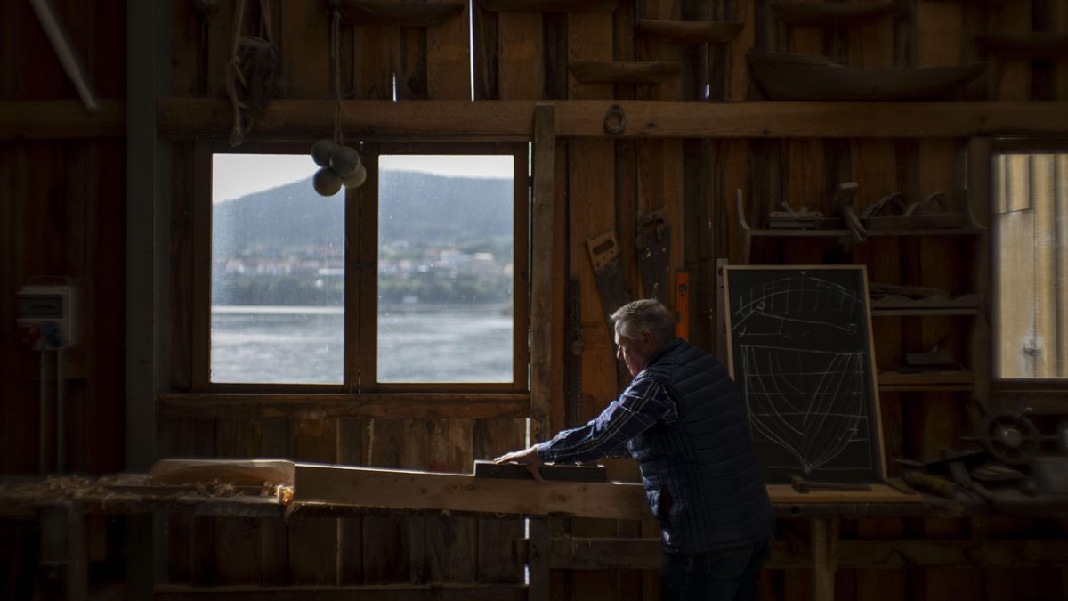 Martín Senande, 'carpinteiro de ribeira' que lucha por la conservación de un oficio amenazado: "Un barco es como un pez"