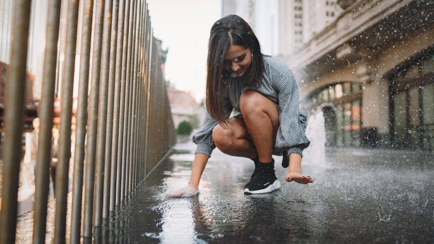 ¿Por qué hay personas que prefieren mojarse cuando llueve a pesar de llevar paraguas? La psicología da la respuesta