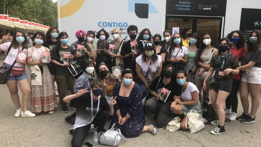 El numeroso grupo de 'fandom' reunido tras la sesión de firmas de Iria G. Parente y Selene M. Pascual