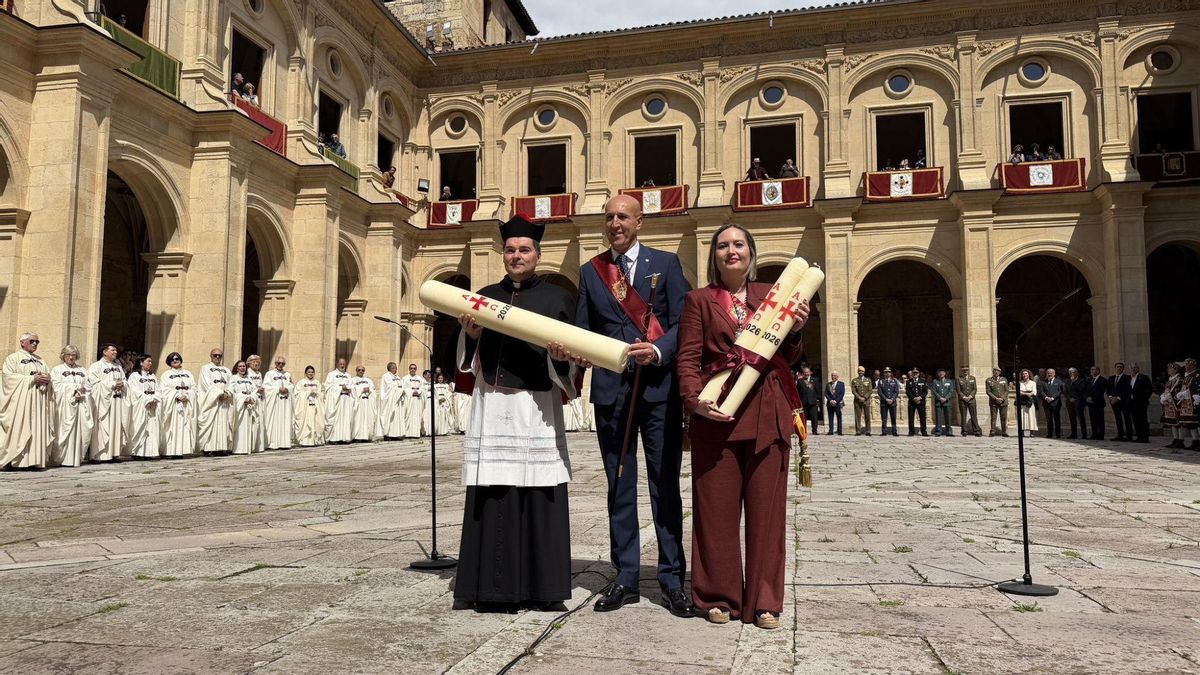 Un cirio de cera bien cumplida y dos hachones de cera entrega el Ayuntamiento en Las Cabezadas, con la síndica Camino Orejas este año 2026