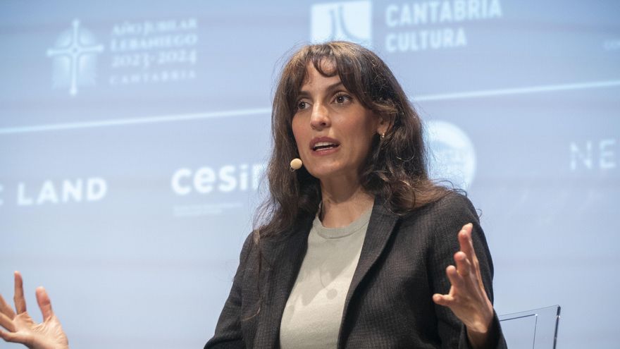 Maysun respondiendo a una de las preguntas de los asistentes a las II Jornadas de Periodismo de elDiario.es Cantabria.