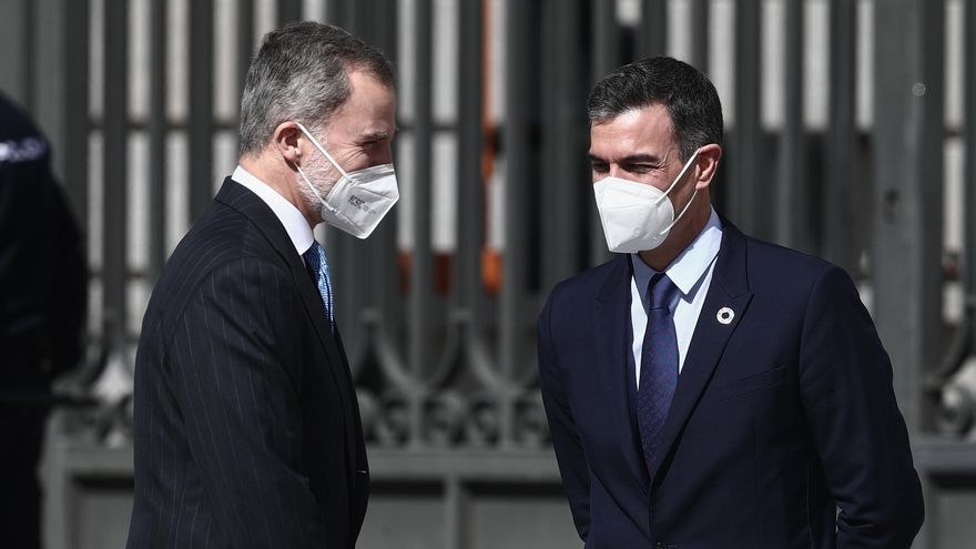 El presidente del Gobierno, Pedro Sánchez y el Rey Felipe VI a su llegada al acto con motivo del 40 aniversario del 23 de febrero