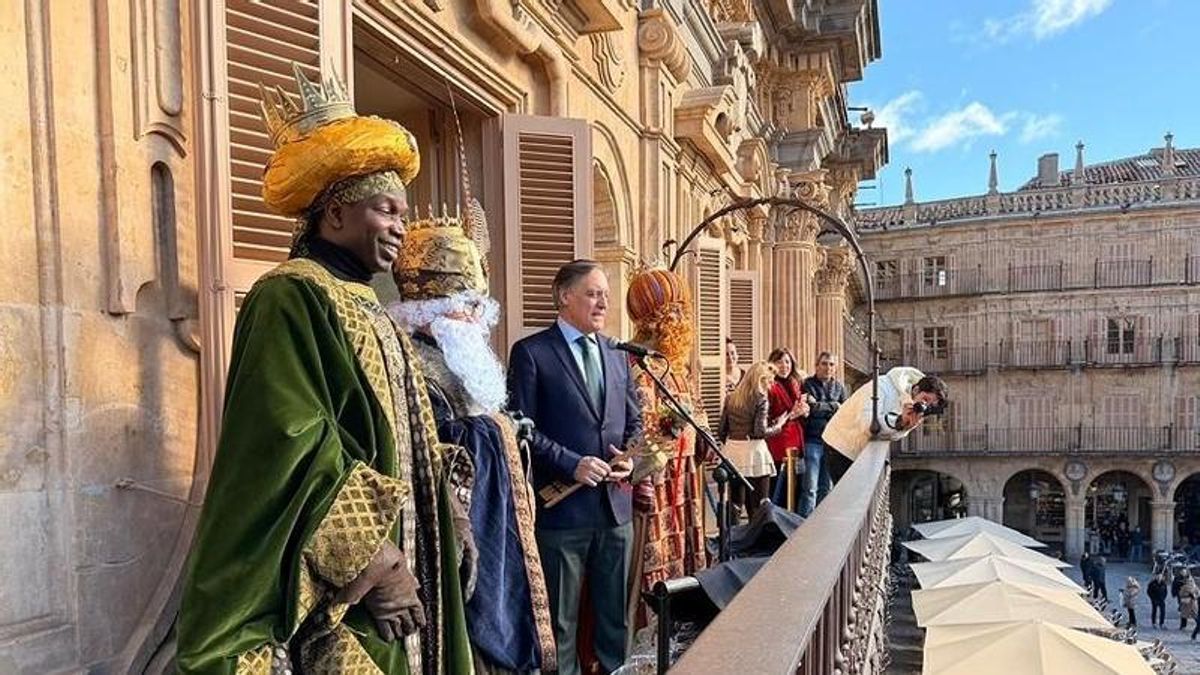 UPL ve “insultante” que el Ayuntamiento de Salamanca (PP) vistiera al rey Gaspar con una casulla de Castilla y León