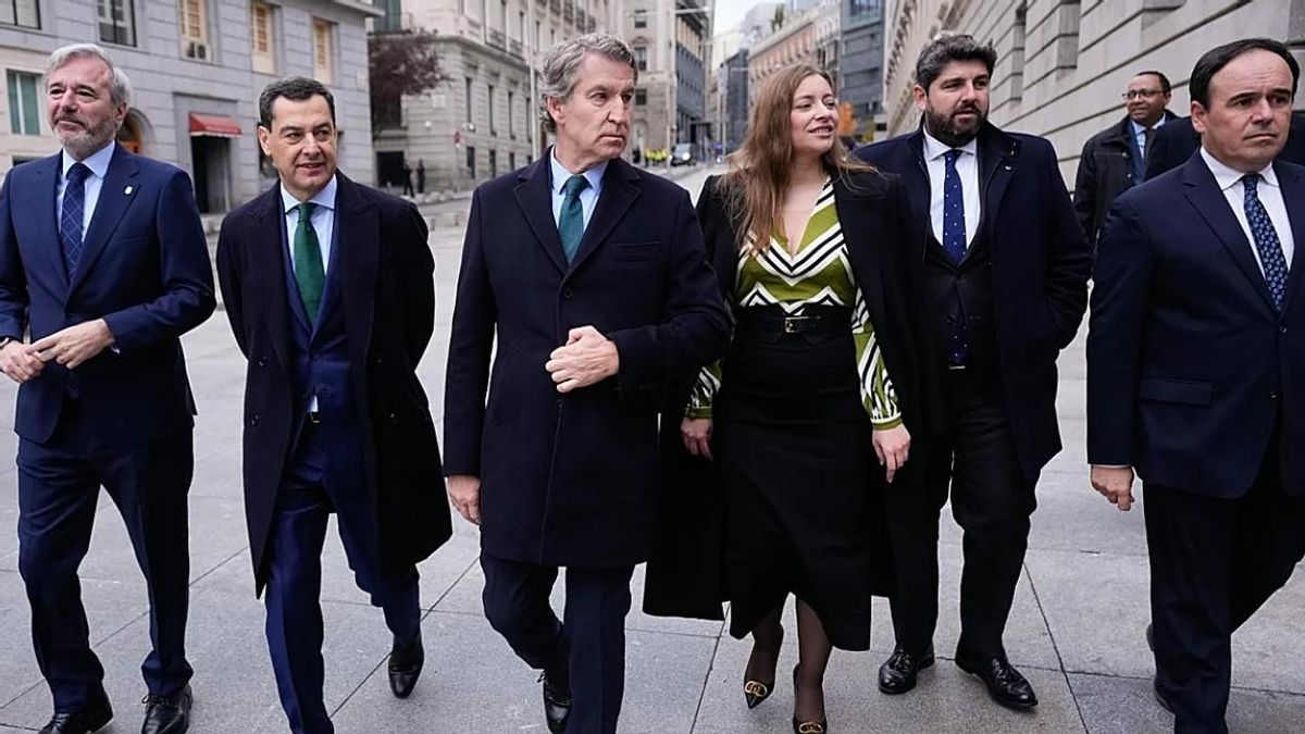 El presidente del PP, Alberto Núñez Feijóo (centro), con el presidente valenciano Juanfran Pérez Llorca (primero por la derecha) y otros dirigentes del PP en el acto del Día de la Constitución en Madrid.