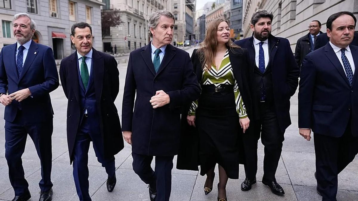 El presidente del PP, Alberto Núñez Feijóo (centro), con el presidente valenciano Juanfran Pérez Llorca (primero por la derecha) y otros dirigentes del PP en el acto del Día de la Constitución en Madrid.