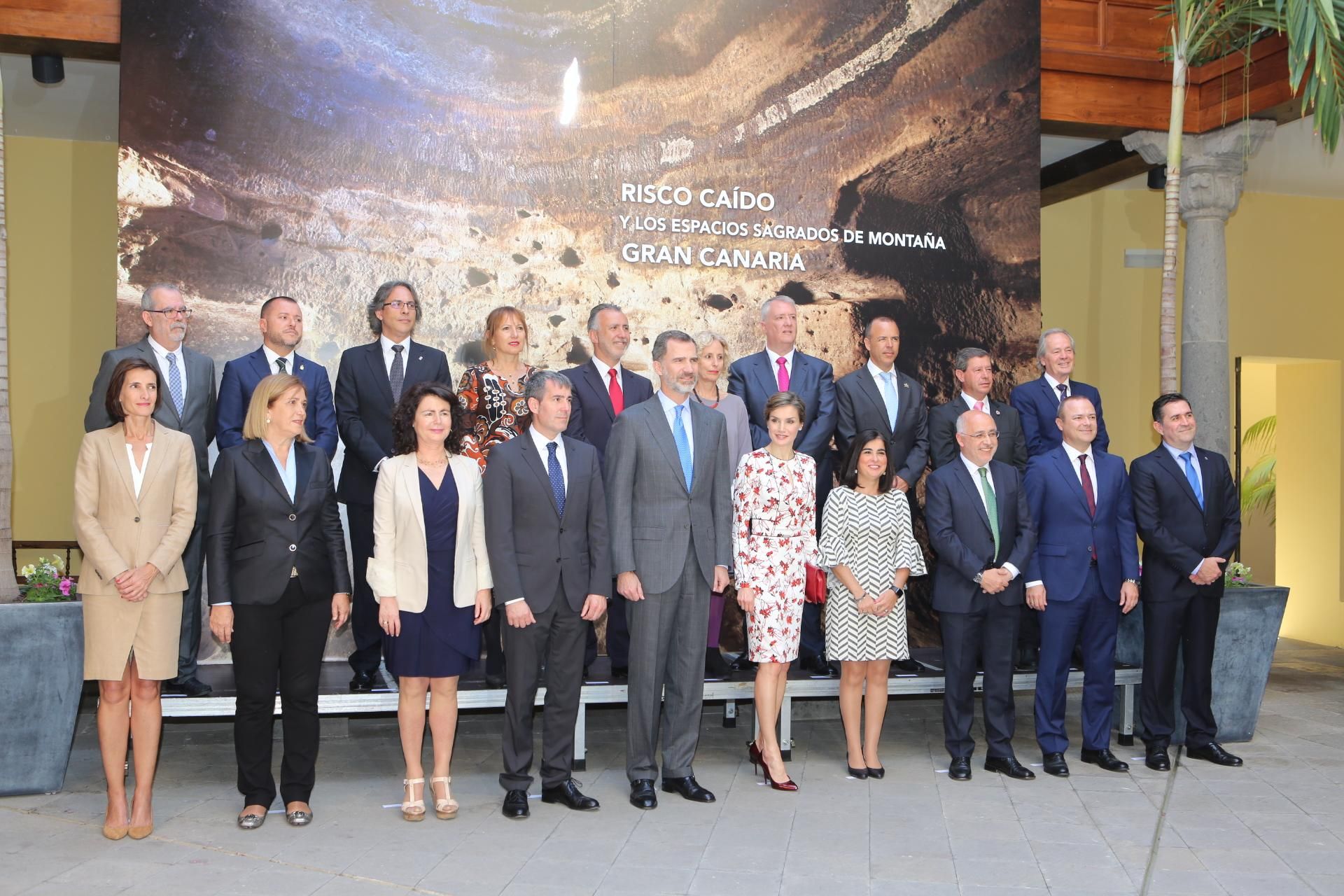Los reyes durante su visita a la Casa de Colón donde fueron recibidos por el presidente de Canarias, el presidente del Cabildo de Gran Canaria y la presidenta del Parlamento de Canarias, entre otros políticos.