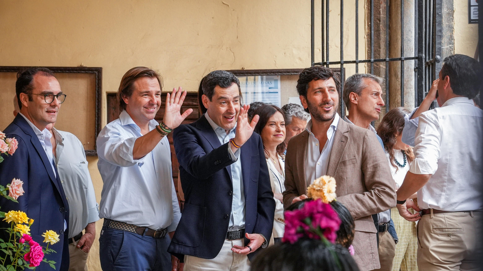 Juanma Moreno visita las Cruces de Mayo