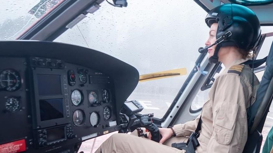 La piloto Marlene Nogueira en el helicóptero del Cabildo.
