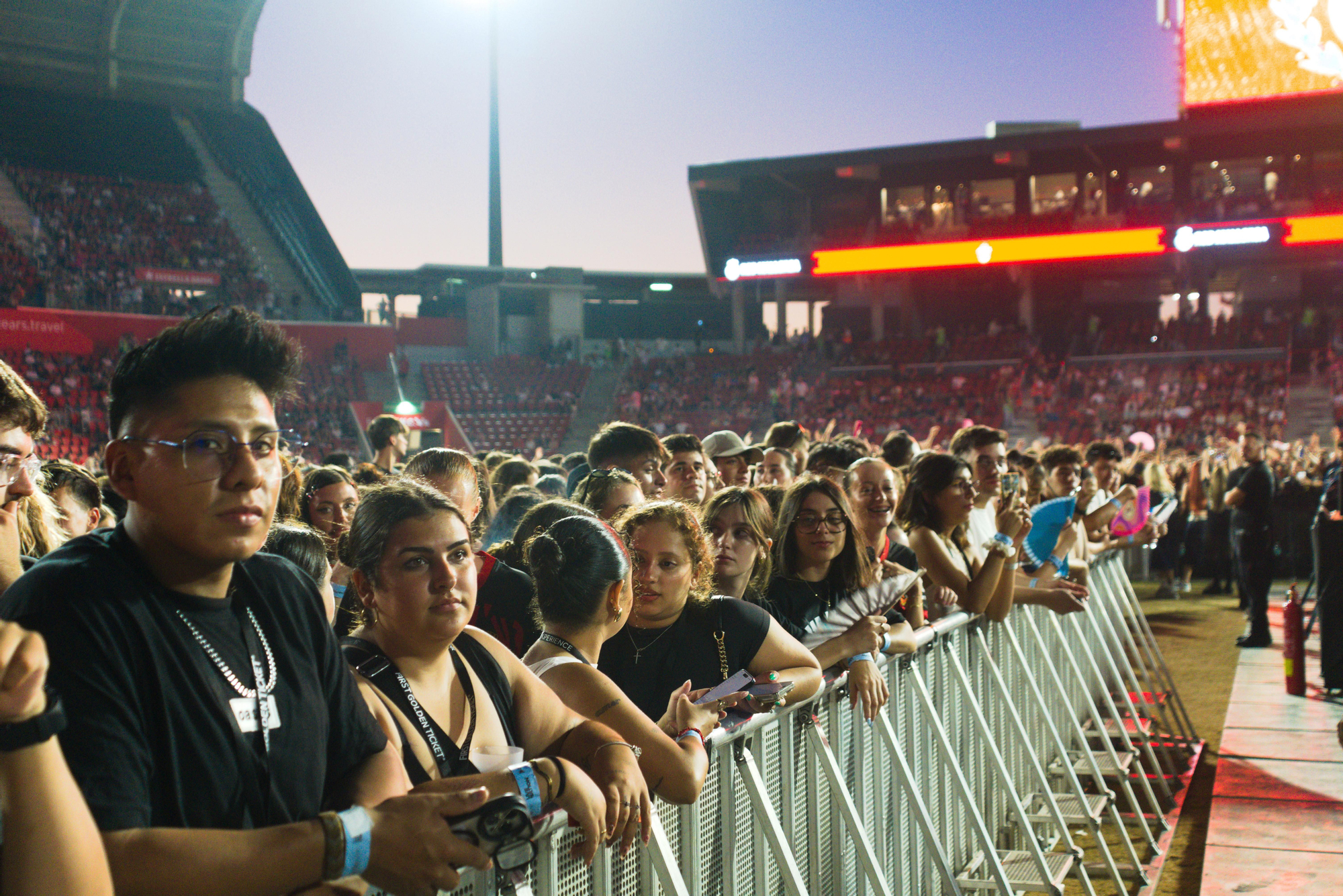 Fans expectantes frente al escenario