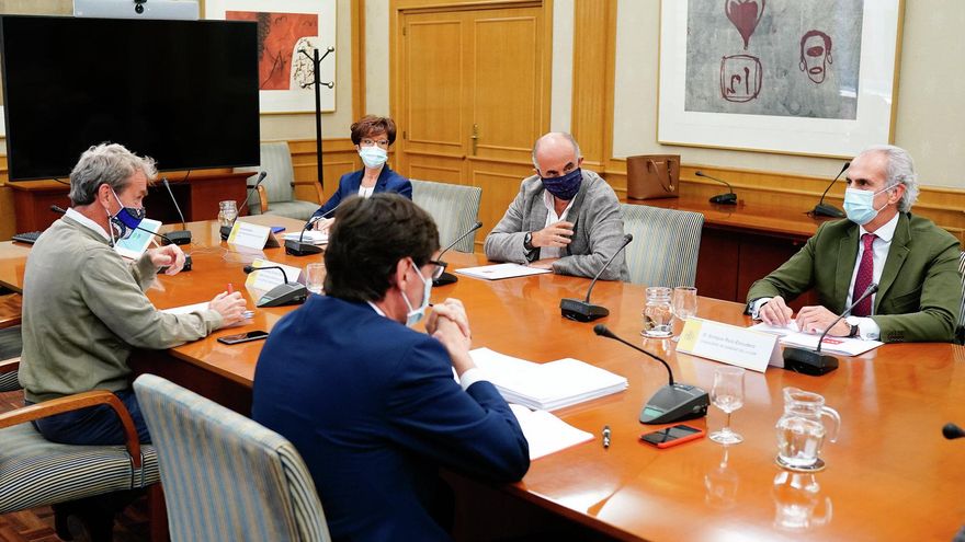 El ministro de Sanidad, Salvador Illa, Fernando Simón, el consejero de Sanidad, Enrique Ruiz Escudero, el viceconsejero de Salud Pública, Antonio Zapatero, y la directora general de Salud Pública, Elena Andradas