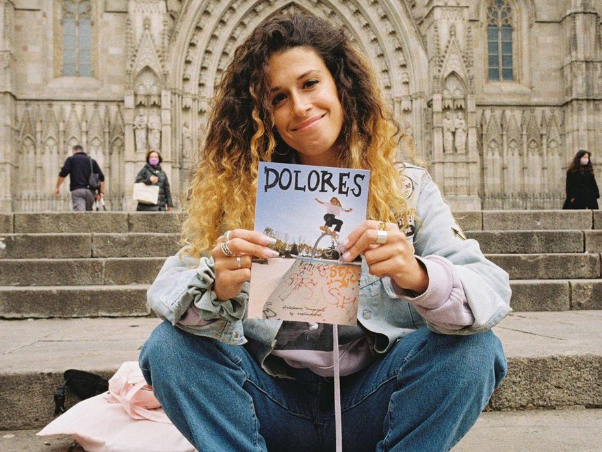 Raisa Abal, con un número de la 'Dolores Magazine', la revista de skate femenino pionera en Europa.
