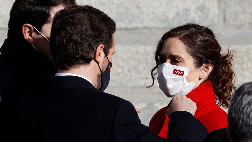 El líder del PP, Pablo Casado y la presidenta de la Comunidad de Madrid, Isabel Díaz Ayuso a su llegada al acto institucional celebrado con motivo de 43 aniversario de la Constitución, este lunes en el exterior del Congreso, debido a la pandemia de coronavirus.